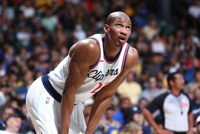 詹姆斯2年1.04亿顶薪续约湖人 父子同队创历史